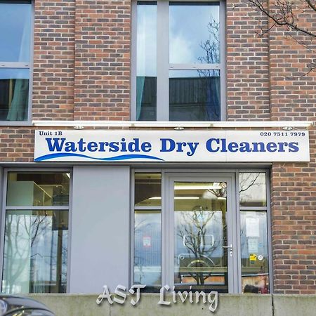 Pontoon Dock Key Workers Apartment Londra Dış mekan fotoğraf